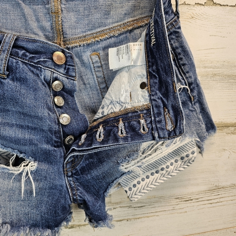 American Eagle Women's Vintage Hi-Rise Festival Jean Shorts Sz 2 Thrashed Boho - Picture 9 of 11